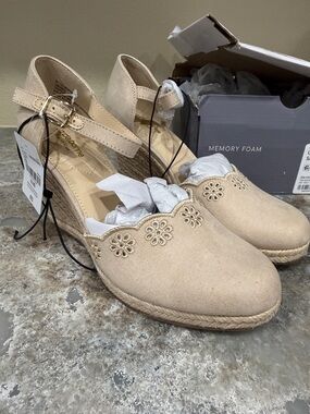 Liz Claiborne Beige Floral Espadrille Wedge Sandals